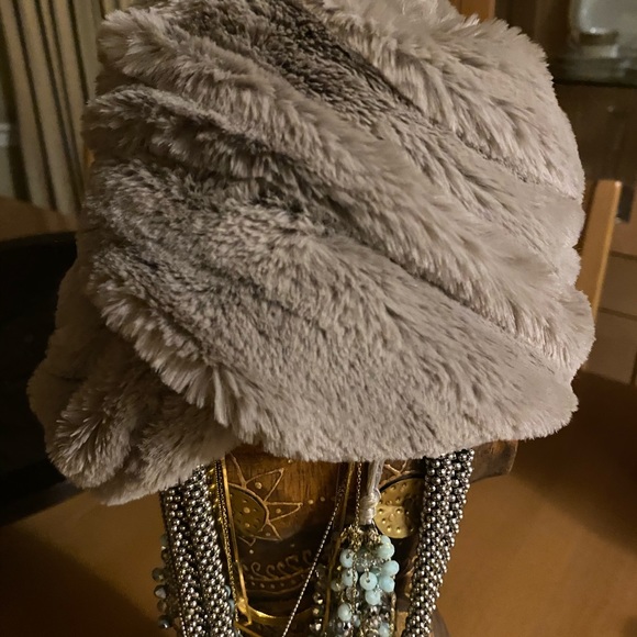 Banana republic woman’s twisted faux fur scarf (snood) - Picture 3 of 5